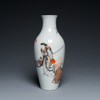 Vase en porcelaine de Chine à décor de Shou Lao et Lan Caihe en grisaille et rouge de fer, marque de Hongxian, République