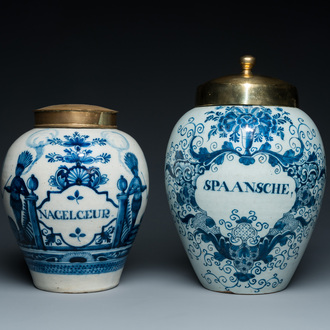 Deux pots à tabac en faïence de Delft en bleu et blanc aux couvercles en laiton, 18ème