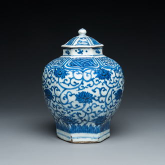 Vase couvert de forme hexagonale en porcelaine de Chine en bleu et blanc à décor de rinceaux de lotus, Wanli
