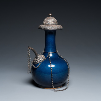 Kendi en porcelaine de Chine en bleu monochrome à monture en cuivre argenté, Qianlong