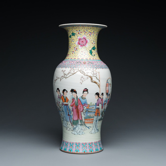 Vase en porcelaine de Chine famille rose à décor de femmes dans un jardin, marque de Qianlong, 20ème