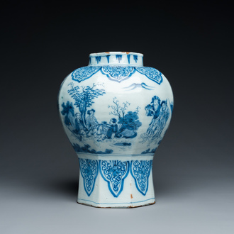 Vase de forme octagonale à décor chinois en faïence de Delft en bleu et blanc, fin du 17ème