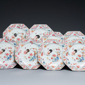 Huit assiettes de forme octogonale en porcelaine de Chine famille rose à décor de coqs, Qianlong