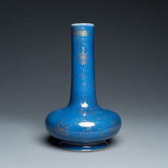 Vase de forme bouteille en porcelaine de Chine bleu poudré à décor doré, marque de Kangxi mais probablement postérieur