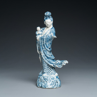 Guanyin à l'enfant en porcelaine de Chine en bleu et blanc, marque de Cai Fu Ji 蔡福記, République