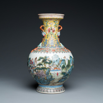 Vase en porcelaine de Chine famille rose à décor d'un paysage montagneux, marque de Qianlong, 20ème