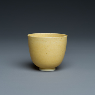 Tasse en porcelaine de Chine en jaune monochrome, marque et époque de Kangxi