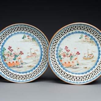 Paire d'assiettes aux bordures ajourées en porcelaine de Chine famille rose à décor du Fort Folly, Qianlong