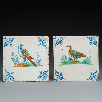 Deux carreaux en faïence polychrome de Delft à décor d'un aigle et de deux canards, 17ème