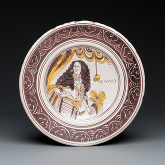 Een polychrome Nederlandse majolica schotel met koning-stadhouder Willem III, eind 17e eeuw