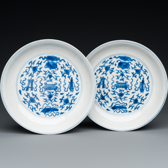 Paire d'assiettes en porcelaine de Chine en bleu et blanc à décor d'antiquités, marque et époque de Kangxi