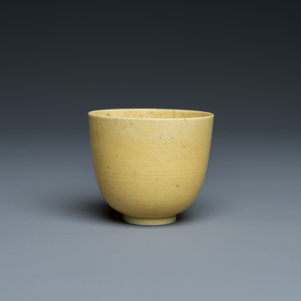 Tasse en porcelaine de Chine en jaune monochrome, marque et époque de Kangxi