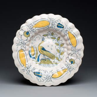 Plat lobé en faïence de Delft polychrome figurant un paon, fin du 17ème