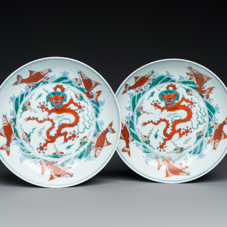 Paire d'assiettes en porcelaine de Chine doucai à décor de dragons, marque de Chenghua, Kangxi