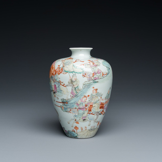 Vase de forme 'meiping' en porcelaine de Chine famille rose, République
