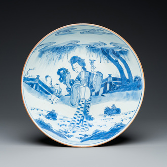 Grand plat en porcelaine de Chine en bleu et blanc, marque et époque de Kangxi