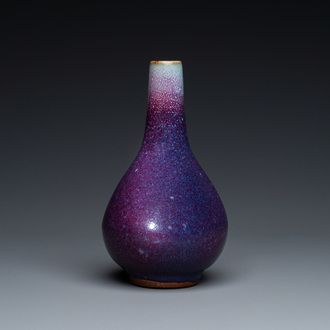 Een Chinese flesvormige vaas met flambé-glazuur, Qing