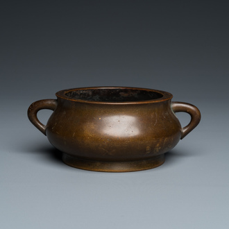 Een Chinese bronzen wierookbrander, Xuande merk, 18e eeuw