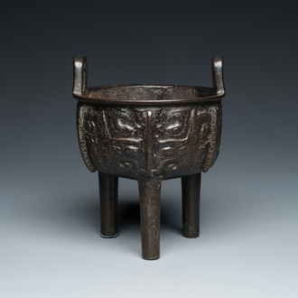 Een Chinese archaïsche bronzen driepotige 'Ding' ketel met inscriptie, Noordelijke Song