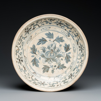 Plat en porcelaine de Vietnam ou Annam en bleu et blanc à décor floral, 15/16ème