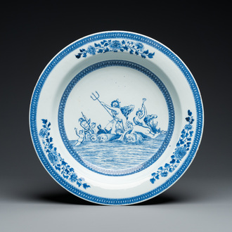 Een Chinees blauw-wit mythologisch bassin met Neptunus, Qianlong