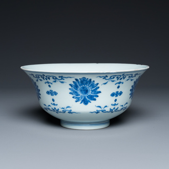 Bol en porcelaine de Chine en bleu et blanc à décor de lotus, marque et époque de Qianlong