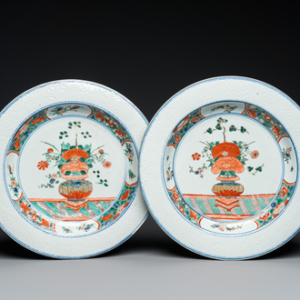 Paire de plats en porcelaine de Chine famille verte aux bordures à décor incisé, Kangxi