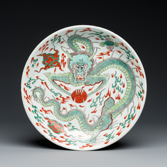 Plat en porcelaine de Chine famille verte à décor d'un dragon, Kangxi