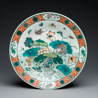 Plat en porcelaine de Chine famille verte à décor d'un étang aux lotus, 19ème