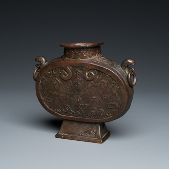 Een Chinese archaïsche bronzen 'bianhu' vaas, Song/Yuan