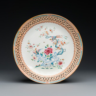 Plat en porcelaine de Chine famille rose à bordure ajourée, Qianlong