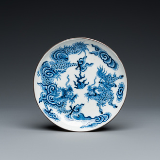 Een Chinees blauw-wit 'Bleu de Hue' bord voor de Vietnamese markt, Nôi phu thi trung 內府侍中 merk, 19e eeuw