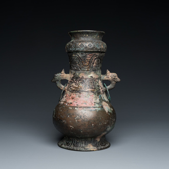 Verseuse à vin couverte en bronze de type 'hu', Chine, Zhou de l'Est ou antérieur