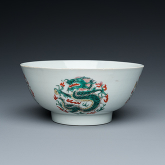 Rare bol en porcelaine de Chine famille verte à décor de dragons, marque de Chenghua, Kangxi