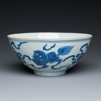 Bol en porcelaine de Chine en bleu et blanc à décor de lions bouddhistes, marque de De Xin Tang Zhi 德馨堂製, Shunzhi