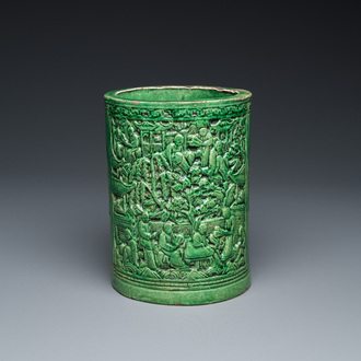 Pot à pinceaux en porcelaine de Chine en vert monochrome à décor en relief, 19ème