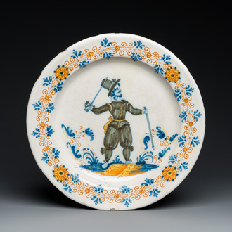 Een schotel met een soldaat in polychrome Italiaanse majolica, atelier van Giacomo Mancini, Deruta, 1e helft 17e eeuw