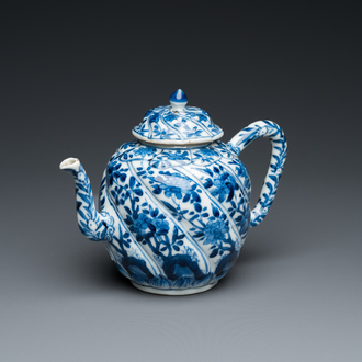 Théière couverte torsadée en porcelaine de Chine en bleu et blanc, Kangxi