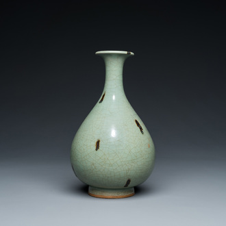 Vase de forme 'yuhuchunping' en porcelaine de Chine à émail en céladon taché de rouille, 19ème