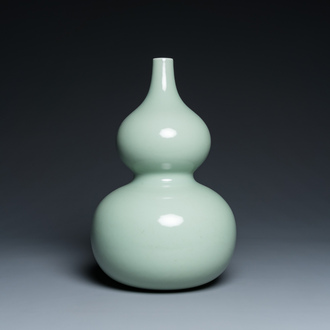 A Chinese monochrome celadon-glazed double gourd vase, 18/19th C.