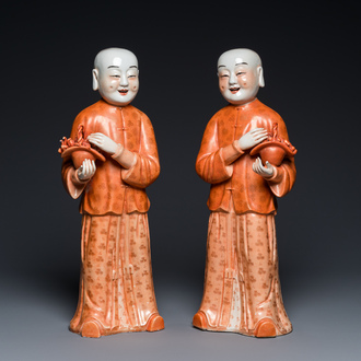 Twee Chinese koraalrode sculpturen van de Hehe Er Xian, wellicht Jiaqing