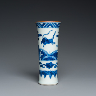 Vase en porcelaine de Chine en bleu et blanc à décor de chevaux volant, Ming