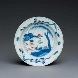Coupe en porcelaine de Chine en bleu, blanc et rouge de cuivre à décor d'un pêcheur pour le marché japonais, Tianqi