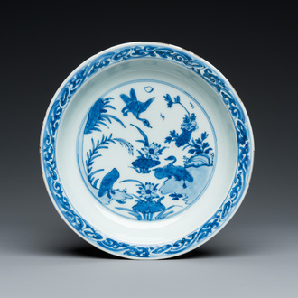 Assiette en porcelaine de Chine en bleu et blanc à décor de canards auprès d'un étang aux lotus, Wanli