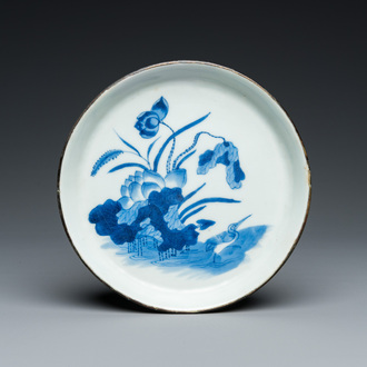 Een Chinees blauw-wit 'Bleu de Hue' bord voor de Vietnamese markt, Phác merk, 19e eeuw