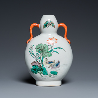 Vase de forme 'bianhu' en porcelaine de Chine famille verte, marque de Qianlong, 19ème