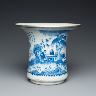 Een Chinese blauw-witte 'Bleu de Hue' kwispedoor voor de Vietnamese koning Khai Dinh, Nội phủ đãi tạo 內府待造 mark, ca. 1924