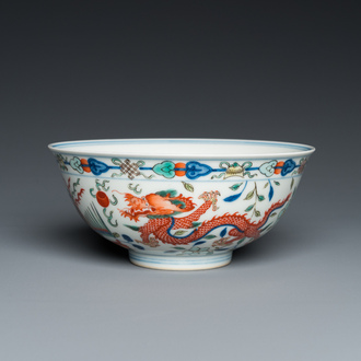 Bol en porcelaine de Chine wucai à décor de dragons, marque et époque de Daoguang