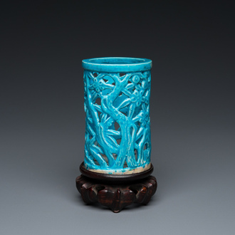 Pot à pinceaux ajouré en porcelaine de Chine en turquoise monochrome sur socle en bois, Qing