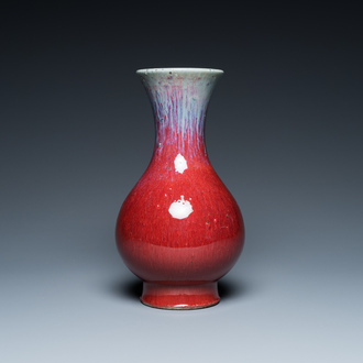 Een Chinese 'yuhuchunping' vaas met flambé-glazuur, 19e eeuw